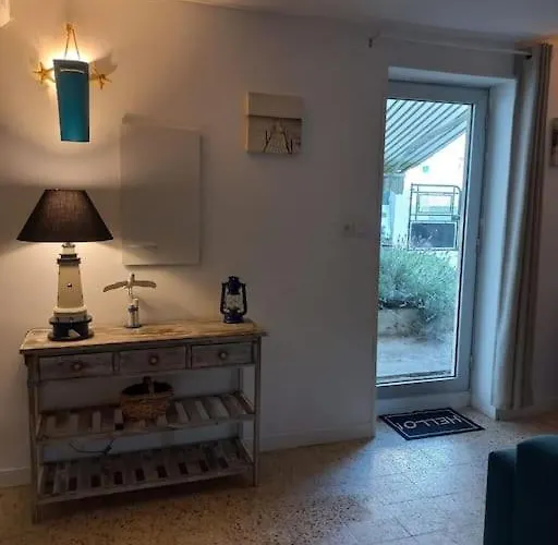 Holiday home Maisonnette Marine Landeronde